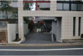 世田谷区弦巻の駐車場の外観