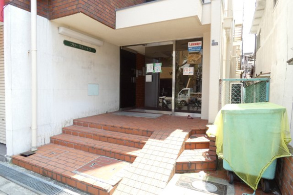 フローラルハイツのエントランス