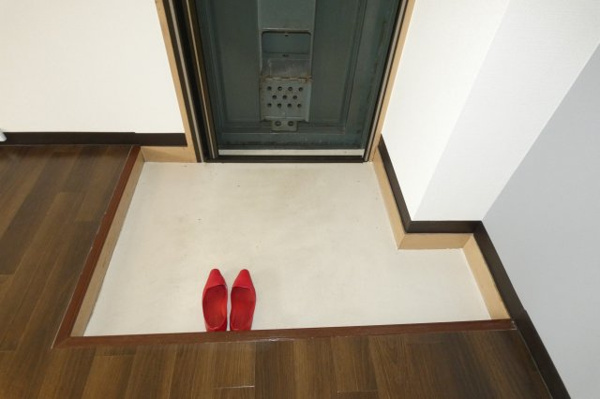 フローラルハイツの玄関