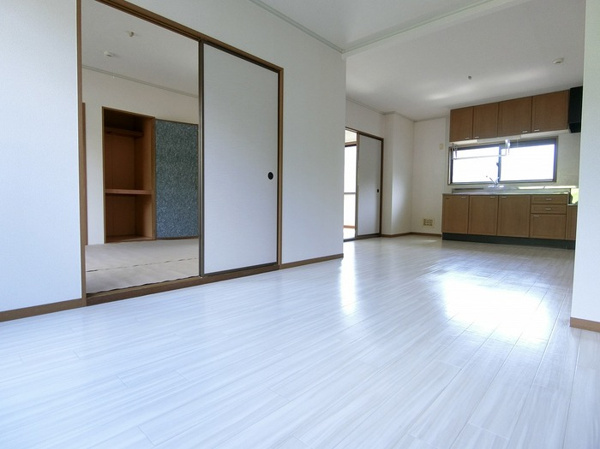 【セジュール茅原の居間】