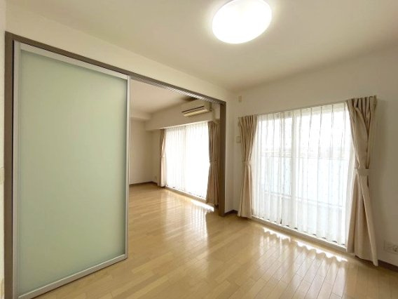 ローレルコート津新町の居間