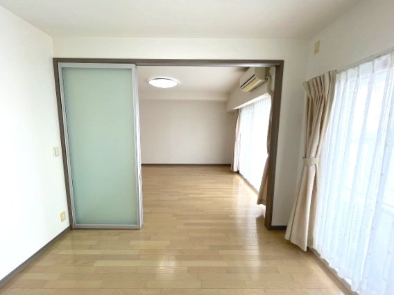 ローレルコート津新町の居間