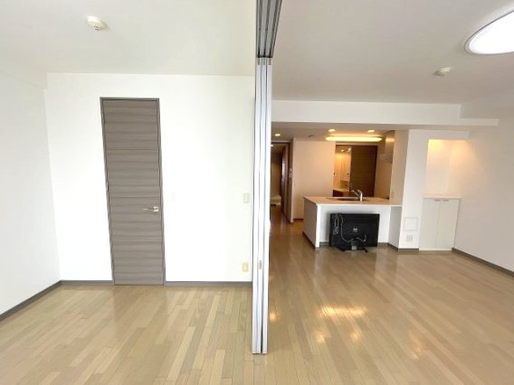 ローレルコート津新町の居間