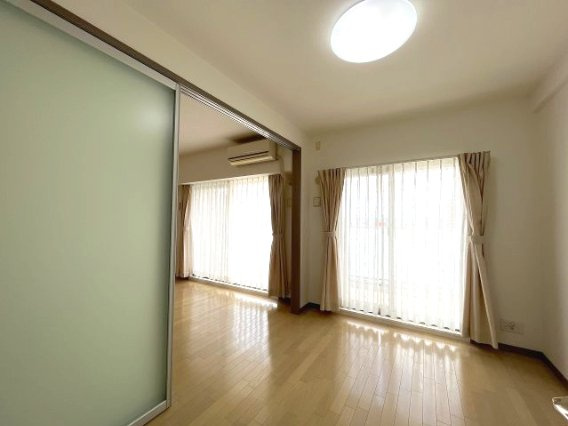 ローレルコート津新町の居間