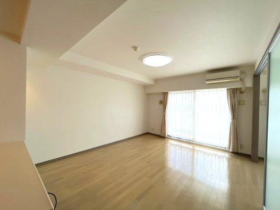 ローレルコート津新町の居間