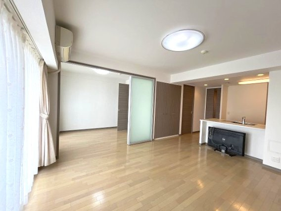 ローレルコート津新町の居間