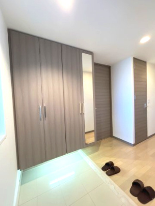 ローレルコート津新町の玄関