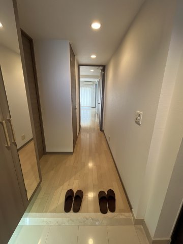 ローレルコート津新町の玄関