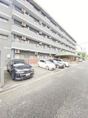 イーズ南春日丘の駐車場