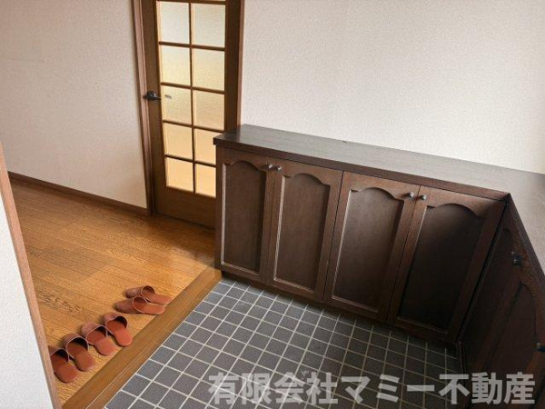 【西新地事務所Yの玄関】