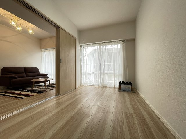 大きな窓がついており、明るい寝室。爽やかな朝を迎えられそう。　　