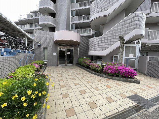明るく広々としたエントランスが迎えてくれます。　