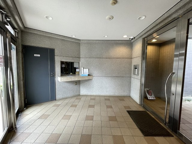 オートロックに加え管理人室もあり、防犯面でも安心のエントランス。　　