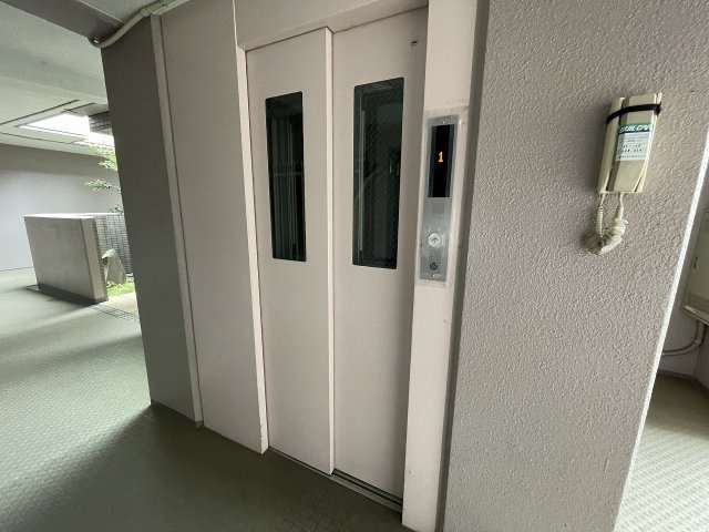 重たい荷物を持っていても、エレベーターがあれば安心です。　