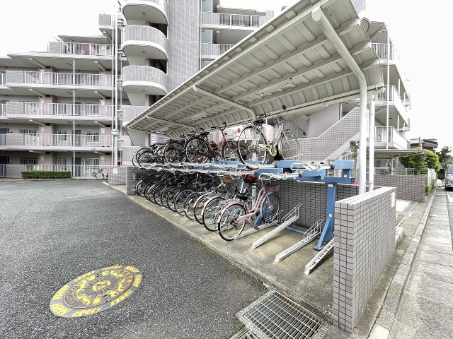 屋根付きの駐輪場で、サビや汚れの心配も不要。　
