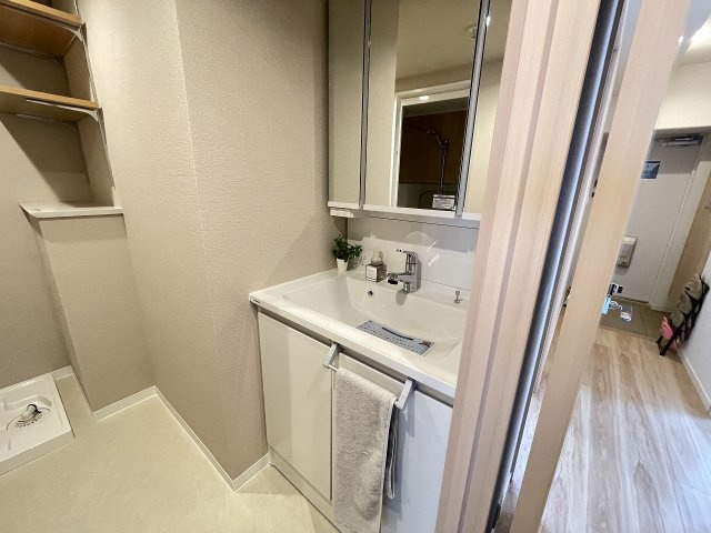 三面鏡付きの洗面台で朝の身支度もバッチリです。　