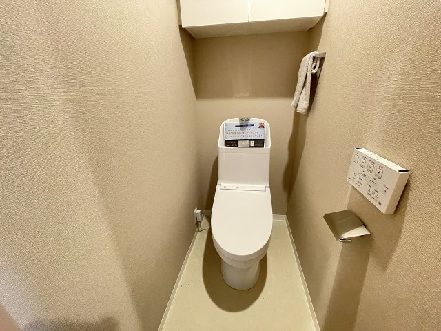 温水洗浄便座付きの清潔感あるトイレは、落ち着いた空間に。　