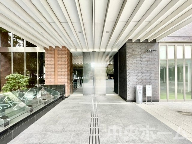【エントランス】マンションのエントランスは、その物件の印象を決める、顔とも言える場所です。毎日通る場所ですからきれいなのが一番です。エントランス内はオートロックですので暮らしの安全も確保されています。