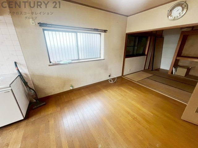 大きな窓から明るい光が入るダイニングスペースです。