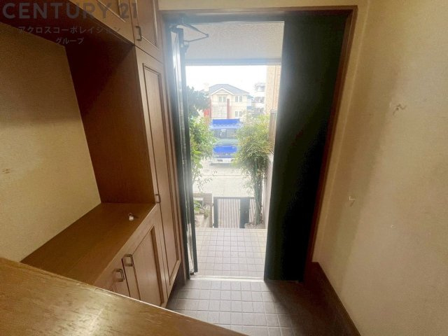 玄関収納付き。