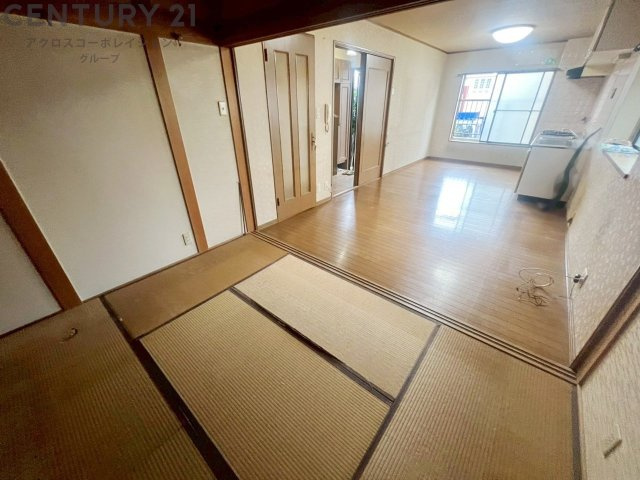 リビングと和室が続き間となることで、空間に広がりと奥行きが生まれ、来客時や家族団らんにも柔軟に対応できる多用途な住空間を実現します。