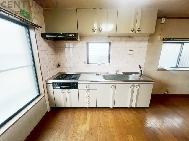 窓がついた明るいキッチン。吊戸棚付きで空間を有効活用でき、収納力が向上。足元を広く保ち、動線も確保できます。