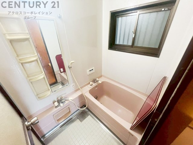 浴室です。窓が付いているため換気がしやすく、浴室内を清潔に保てます。