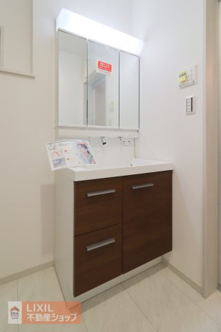 「ヘアセットやメイクがしやすい大型の三面鏡を採用。合わせ鏡にできるため、後頭部のチェックもラクラク行えて朝の身支度がスムーズです。