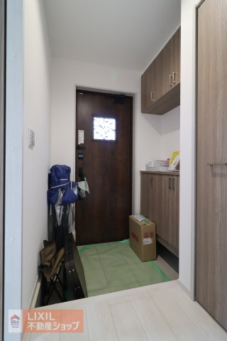 ご家族揃ってのお出かけや、荷物が多い日の帰宅時もスムーズな、ゆとりある広々とした玄関スペースです。