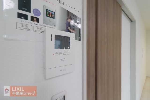 モニター付きインターホンです。玄関まで行かずに訪問者の姿を確認できるだけでなく、防犯にもつながるとても便利なアイテムですね。
