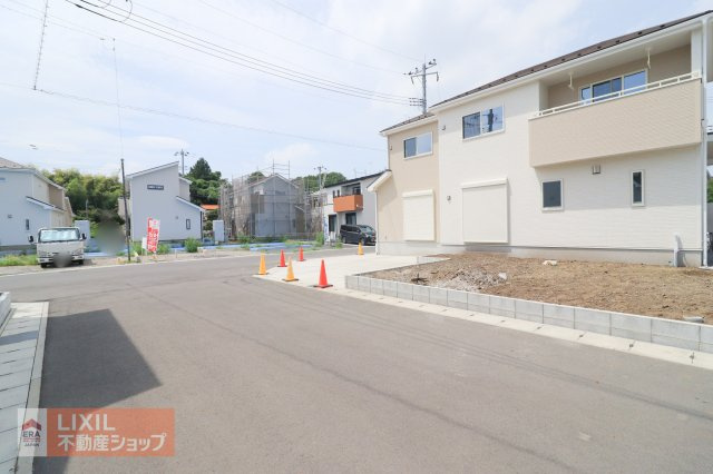 見通しが良く開放感のある前面道路です。視界を遮るものがないため、敷地内への入出庫がスムーズです。