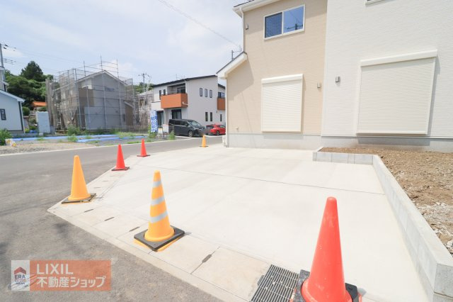 ゆとりある敷地内にはお車を3台まで駐車可能です。セカンドカーや通勤用のお車もしっかり確保できます。