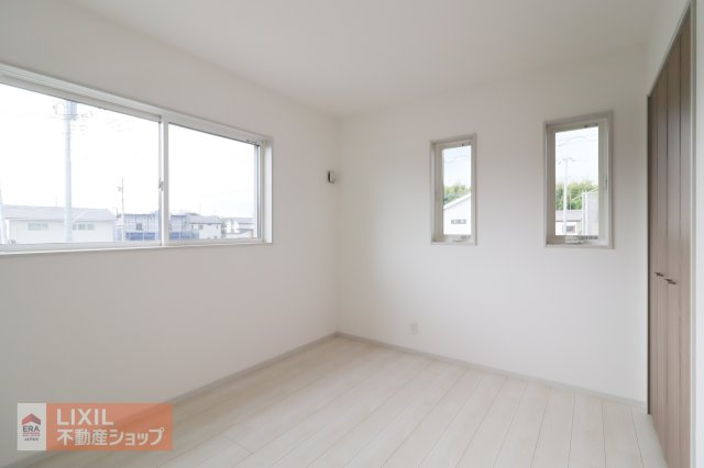 【2面採光の明るい空間】心地よい光と爽やかな風が吹き抜ける洋室。朝も気持ちよく目覚められ、勉強や遊びにも集中できる環境です。