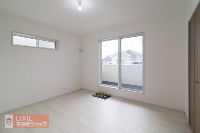 主寝室には収納スペースも完備しているので、ご夫婦の衣類などがすっきりと片付きます。ぐっすりと眠り、身体を休める心地良い寝室にぴったりです！
