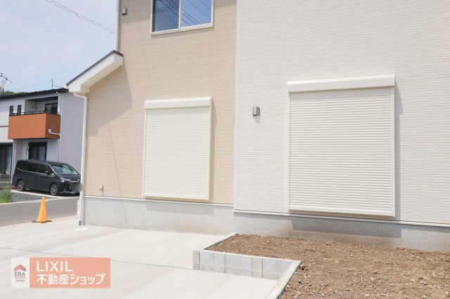 窓シャッターは災害や遮熱・防寒・防音・安眠など多くのメリットがあります。防犯対策としても効果的です。　シャッターは設置してあるだけで、視覚的な防犯効果が期待できます。