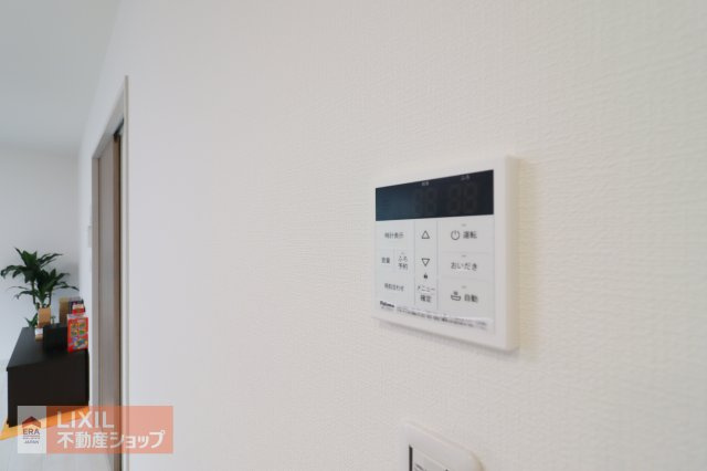 オートバスリモコンです。スイッチ1つで一定量の湯を浴槽に張ったり、保温や追い焚きをすることができるシステムが付いています。浴室以外からでも楽々操作が出来ます♪