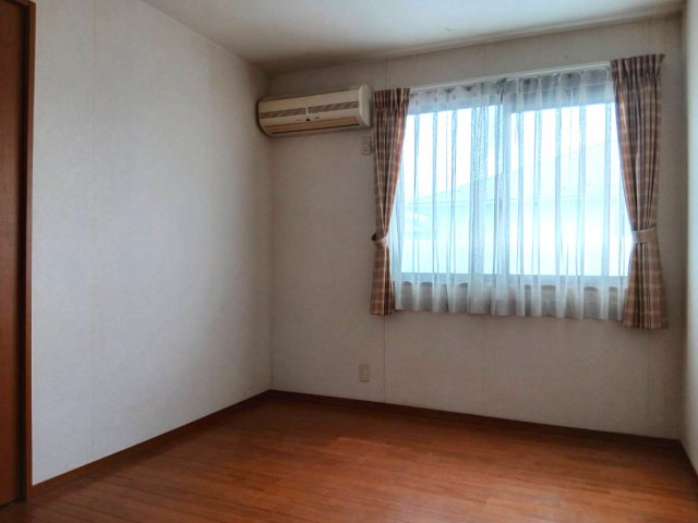 【洋室／現地写真】2階2帖の洋室は、南に面した窓により日当たり良好。クローゼットも設置されています。