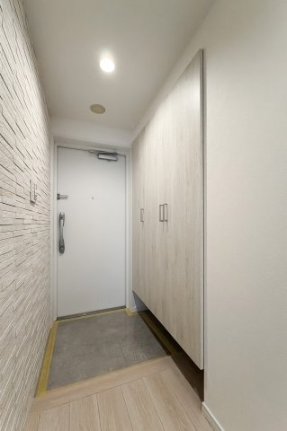 【玄関】玄関には大型のシューズクローゼットを設置しておりますのでいつでもスッキリりとした空間を保てます。玄関周りを清潔に使うのはとても大事なことですよね。