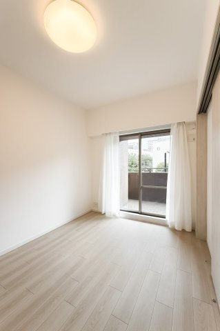 【寝室】心と体をゆったりと安らげる主寝室。寝室のゆとりが大きい分だけ、暮らしの安らぎは深まります。一日の疲れを癒すだけでなく、ご夫婦の親密な語らいを紡ぎ出します