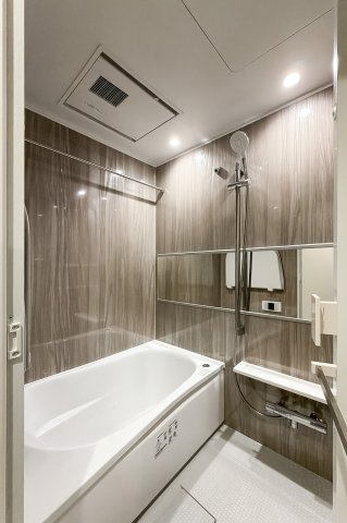 【バスルーム】暖房換気乾燥機付きシステムバスルーム。暖房・冷風・換気・乾燥など、毎日を快適に過ごせるうれしい機能が揃っています。雨の日の洗濯物も安心です。