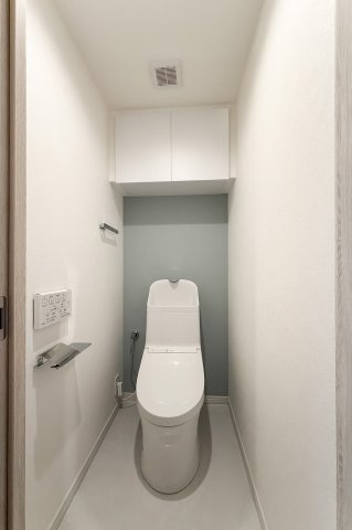 【トイレ】　収納スペースをしっかりと確保した温水洗浄便座機能付きトイレ。温水洗浄便座は清潔にお使いいただくための大切なアイテムです。