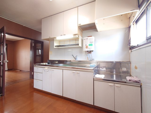 掃除のされたレトロなキッチンです。