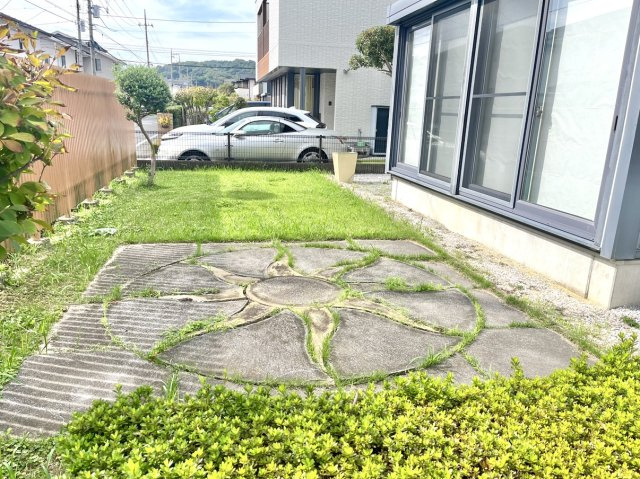 ■庭｜家族のイベントにも大活躍の念願のお庭付き！！管理の楽なちょうどよいサイズ感、LDKからお庭で遊ぶお子様の様子が確認できる安心の間取り設計です♪