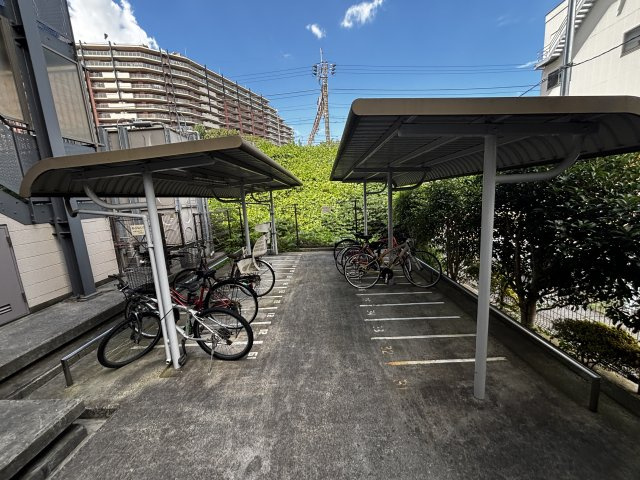 屋根付きの駐輪場で、サビや汚れの心配も不要。　