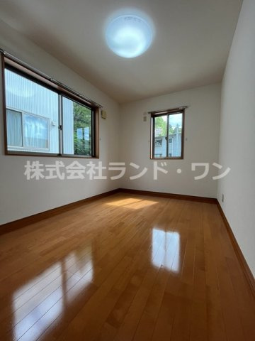 （洋室5.5帖）北東側の洋室です