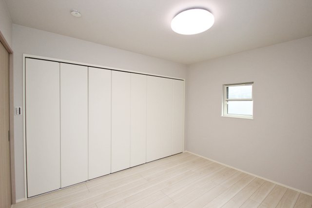 ウォークインクロゼットをなくし、横長のクロゼットを採用した主寝室。広さと収納力を兼ね備えた空間に。【プラン例】建物価格1900万円、建物面積94.39？