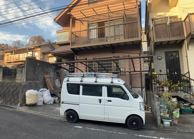 玄関は家の顔でもあり、家族以外の目にも止まる場所です。玄関は外との間を仕切る扉、靴などをしまっておく収納スペース、靴脱ぎのたたきスペース、来客とのやり取りをするドアホンなど複数のアイテムからなります。