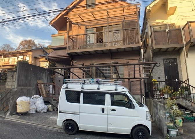 バルコニーは、室外の専用スペースのうち、「屋根がなく開放された空間」であるものを指します。ベランダより広いタイプのものが多く、日当たりもよいため家庭菜園などを楽しみたい人にとって適した環境となります。
