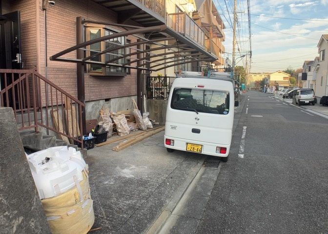 駐車場と明記されていても、最小スペースでつくられた駐車場だと大型車は駐車できなかったり、出入りしにくくなったりする可能性があります。お車のサイズと購入したい物件の駐車場のサイズを現地で確認しましょう。