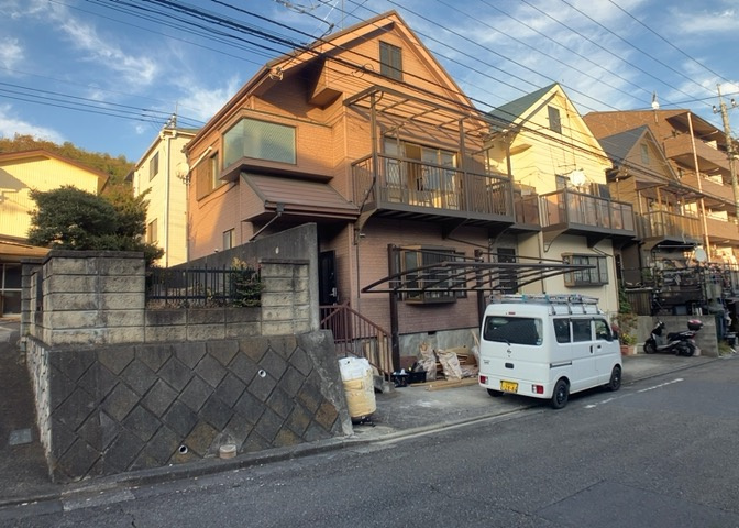 庭があることでガーデニングや家庭菜園はもちろん、こどもの遊び場やペットを放して遊ぶことができます。また、家の周囲に余裕があるということです。隣地との間があれば、十分な日当たりと、風通しが確保できます。